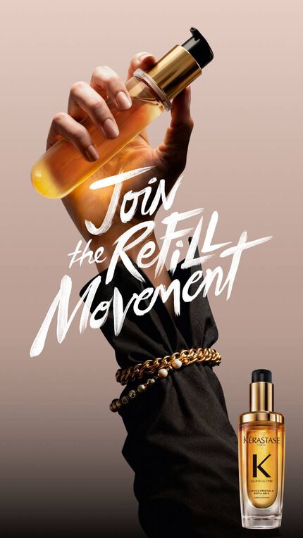JOIN THE REFILL MOVEMENT = a nuova tendenza e il refill! Mano che tiene la ricarica di un olio elisir su uno sfondo beige.
