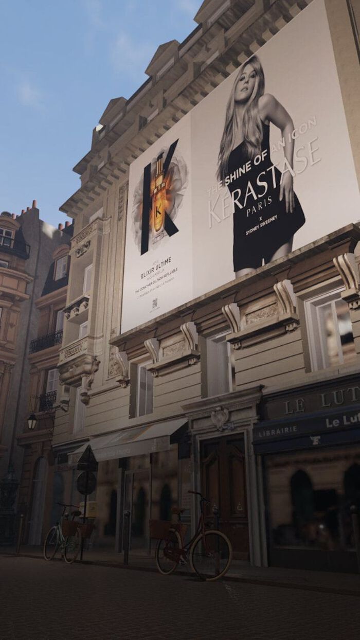 Veduta di strada parigina con edifici Haussmann e un grande cartellone pubblicitario Kerastase.