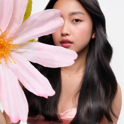 donna con capelli lucenti