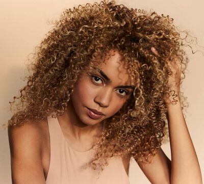 donna con capelli ricci