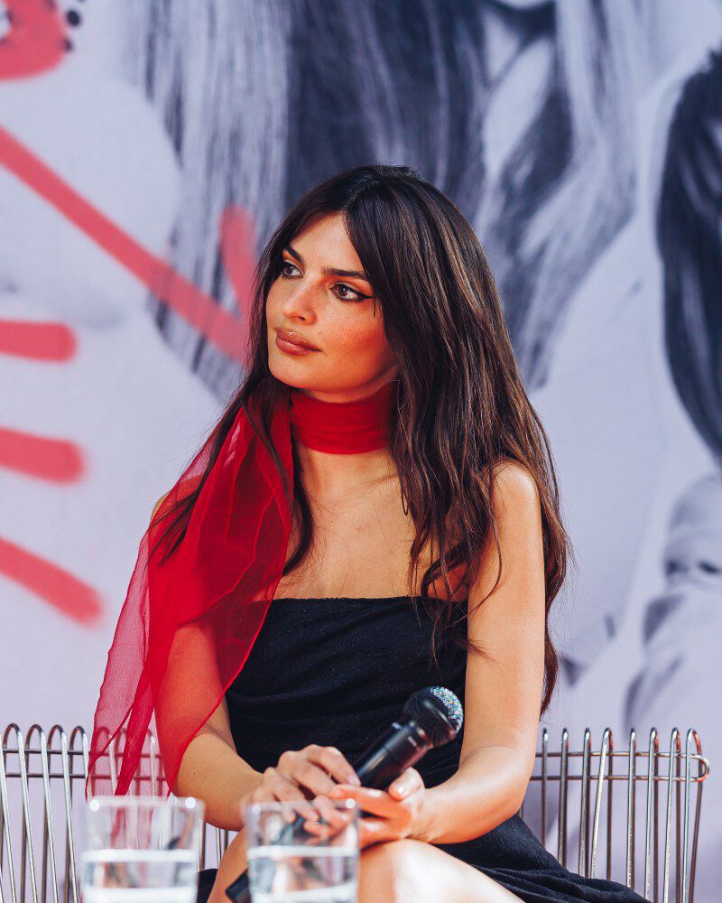 Emily Ratajkowski, testimonial Kerastase, in un contesto colorato: blu e rosso - attenta alla discussione.