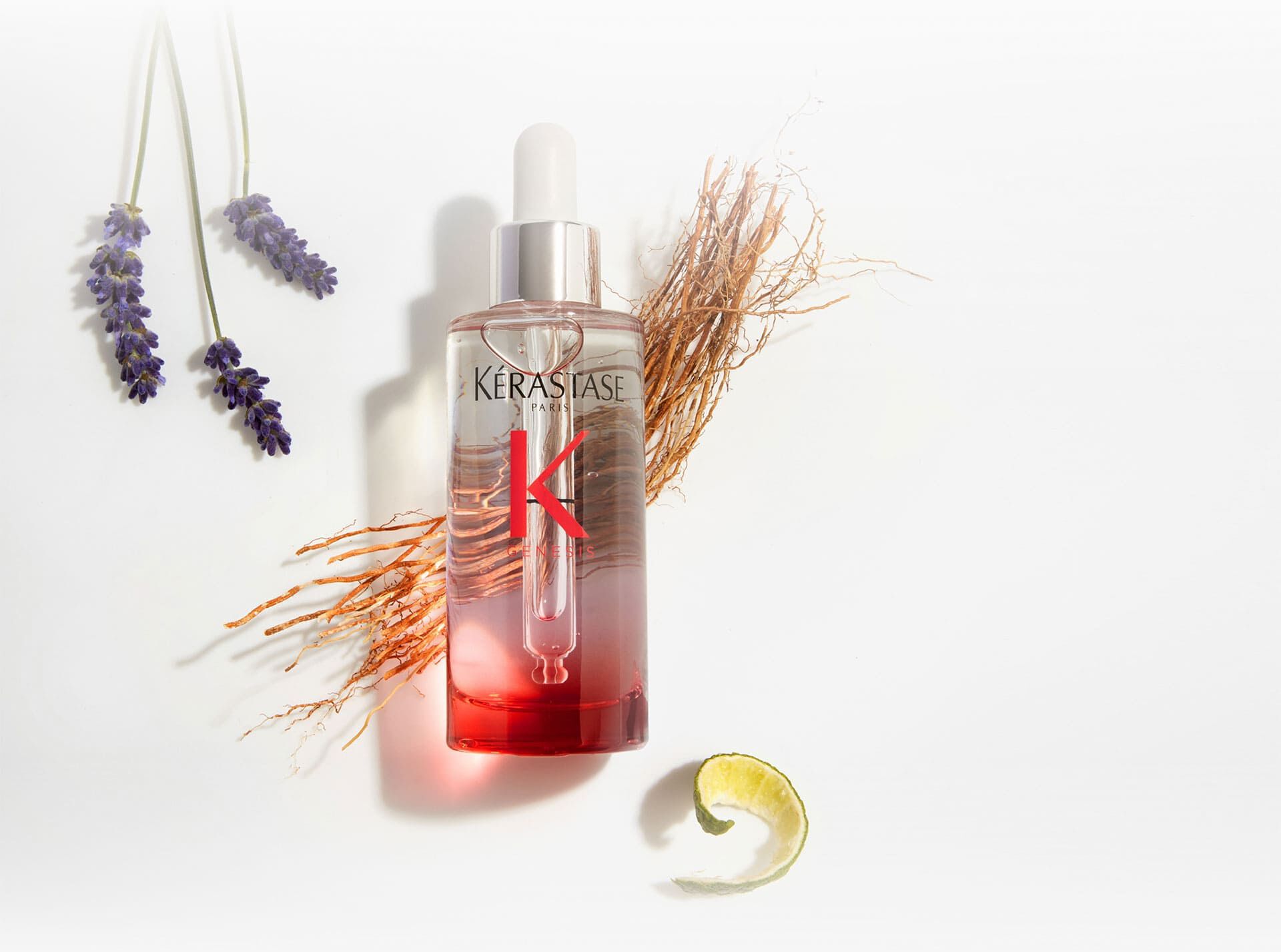 Bottiglia del siero Kerastase Genesis Serum Anti-Chute Fortifiant, circondata da elementi botanici come lavanda e zenzero.