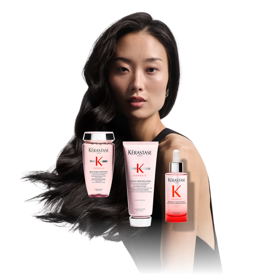 Donna che mostra i prodotti Kerastase Genesis (shampoo, balsamo, siero) sovrapposti, che illustra la routine.
