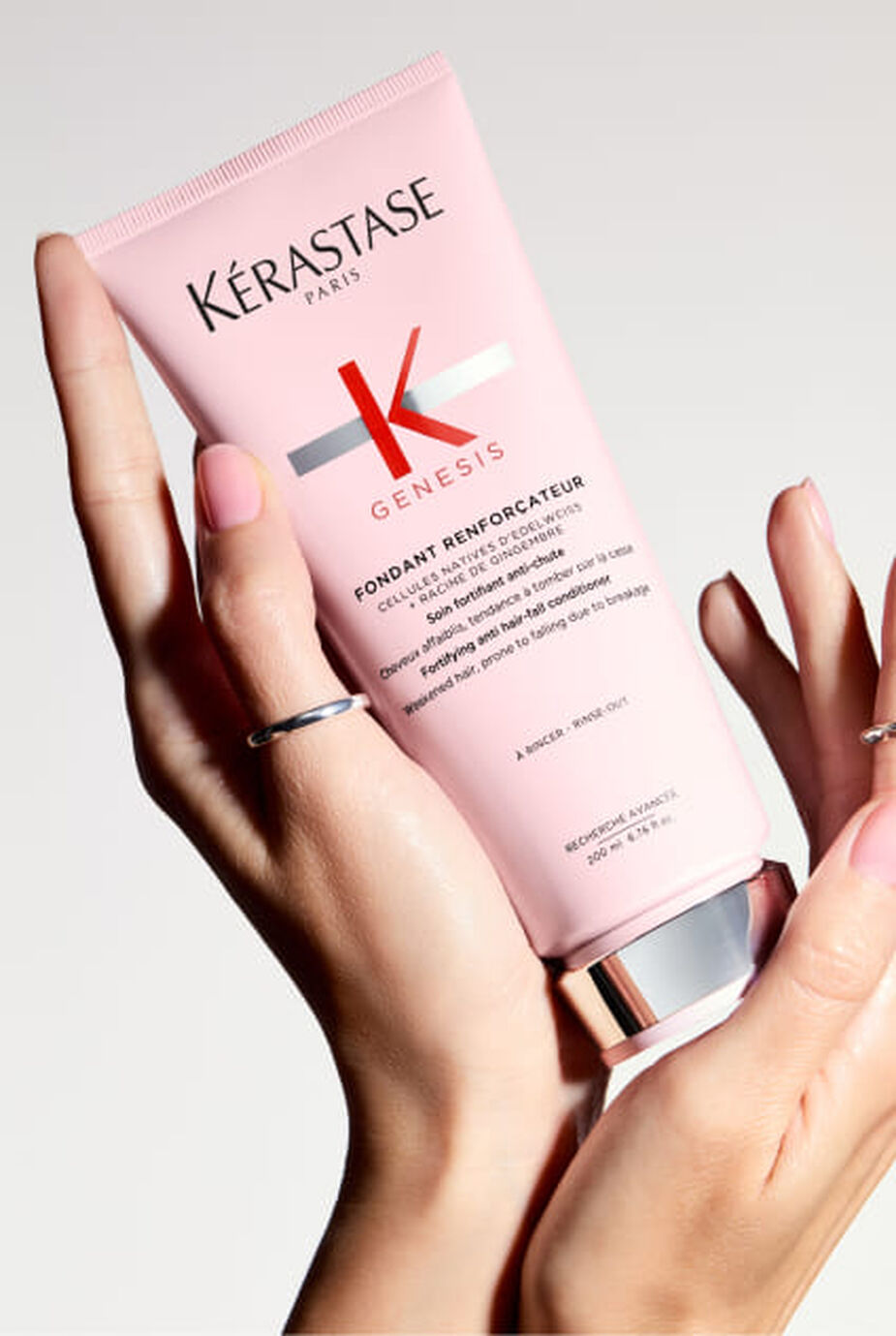 Tubo rosa del balsamo Kerastase Genesis Fondant Renforcateur.
