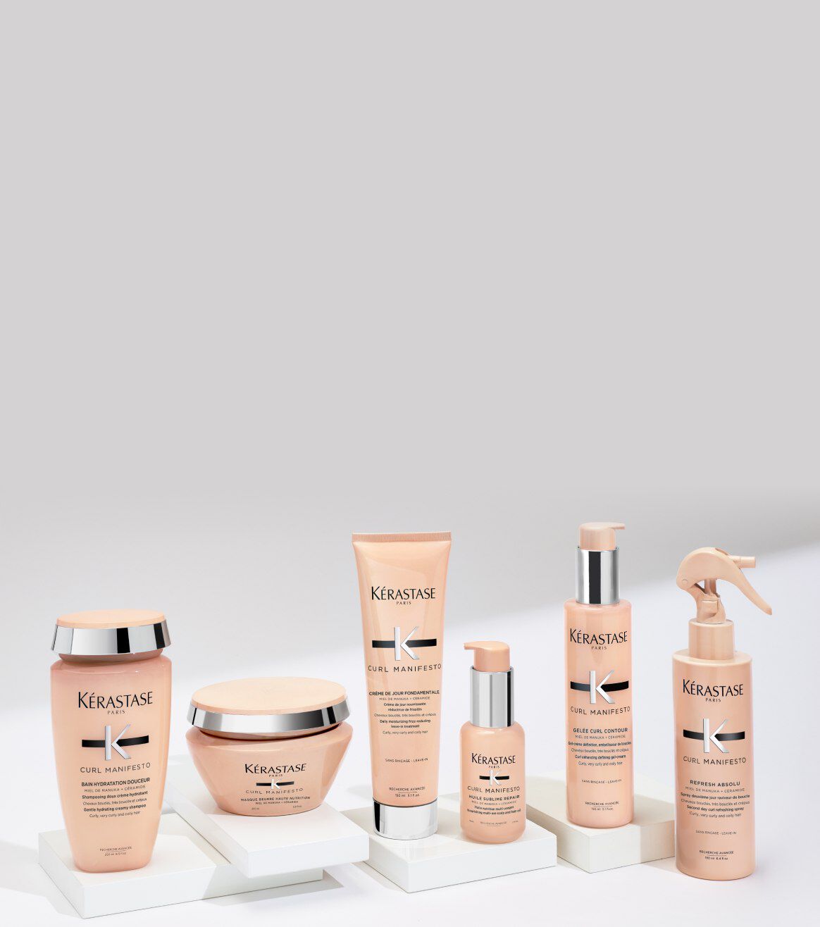 La gamma Curl Manifesto su un piedistallo in vetro.