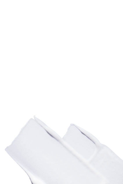 Primo piano di una texture cremosa bianca e ricca, che illustra un prodotto per capelli nutriente.