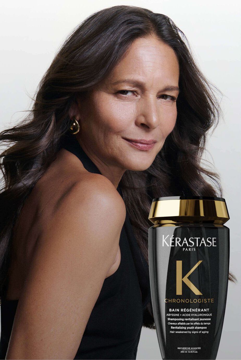 Texture in gel trasparente e cremosa dello shampoo Chronologiste.