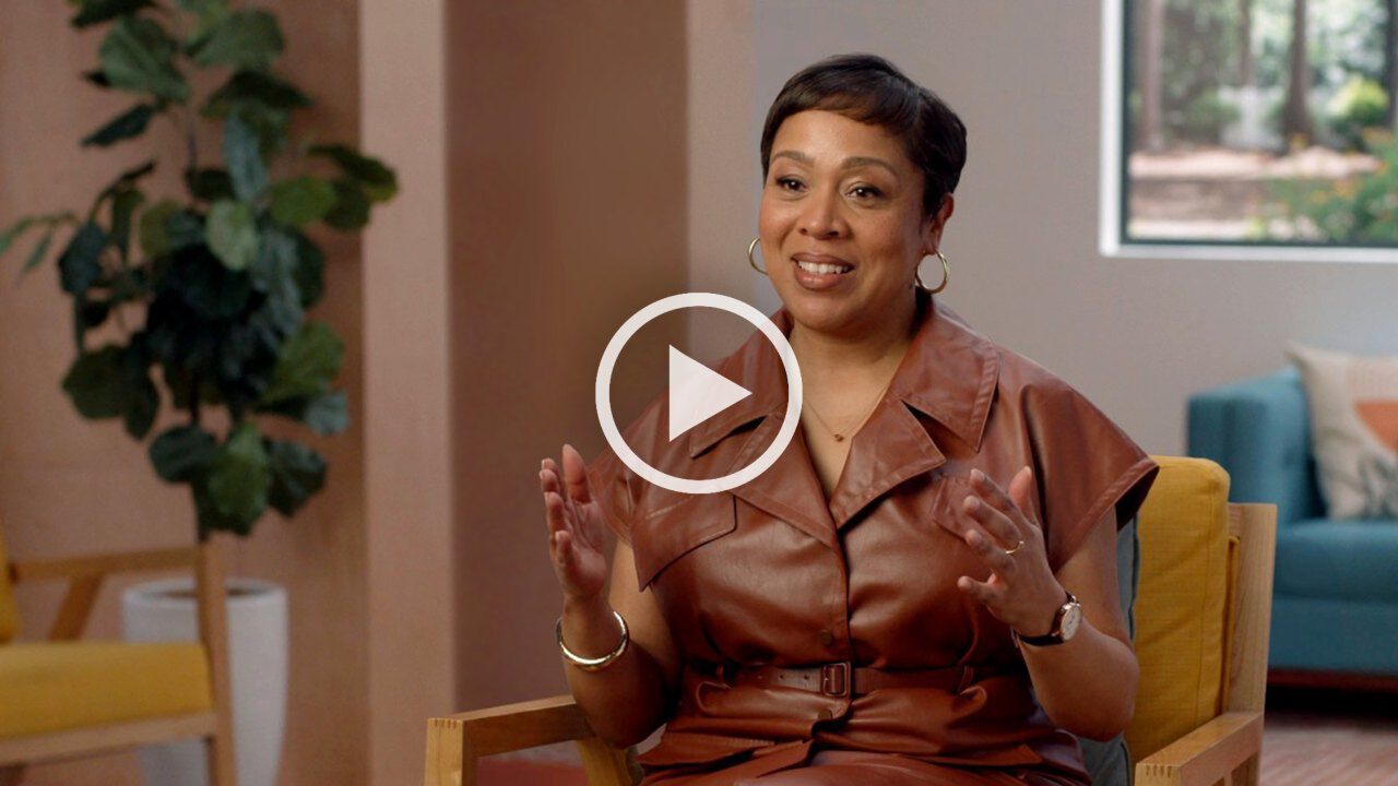 Delores Morton in un'intervista, su una poltrona gialla.