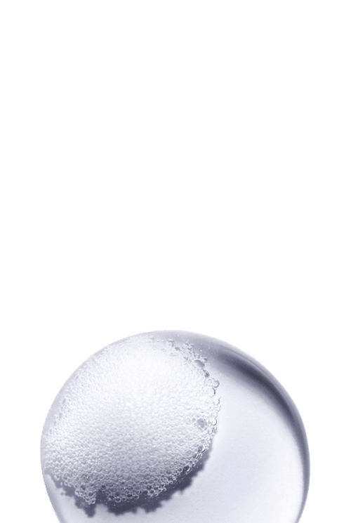 Primo piano di una texture cremosa bianca e ricca, che illustra un prodotto per capelli nutriente.