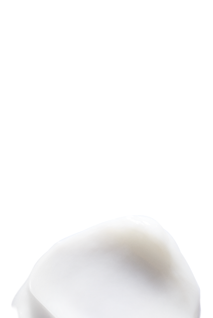 Primo piano di una texture cremosa bianca e ricca, che illustra un prodotto per capelli nutriente.