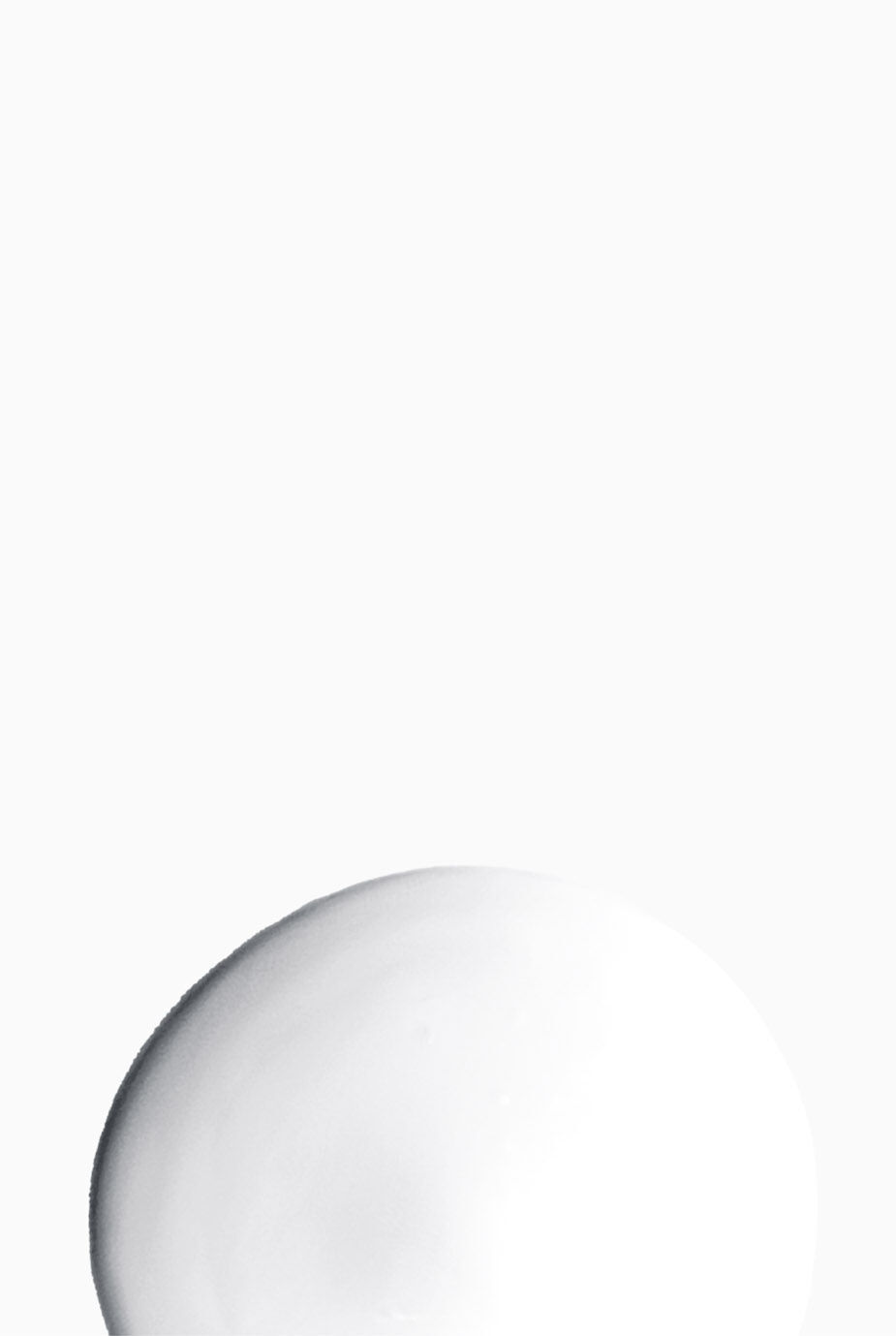 Una sfera bianca su uno sfondo bianco.