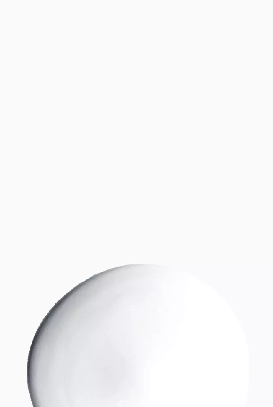 Una sfera bianca su uno sfondo bianco.