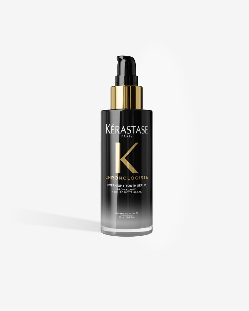 Siero notte Kerastase Chronologiste Overnight Youth Serum in un flacone a pompa nero con dettagli dorati.