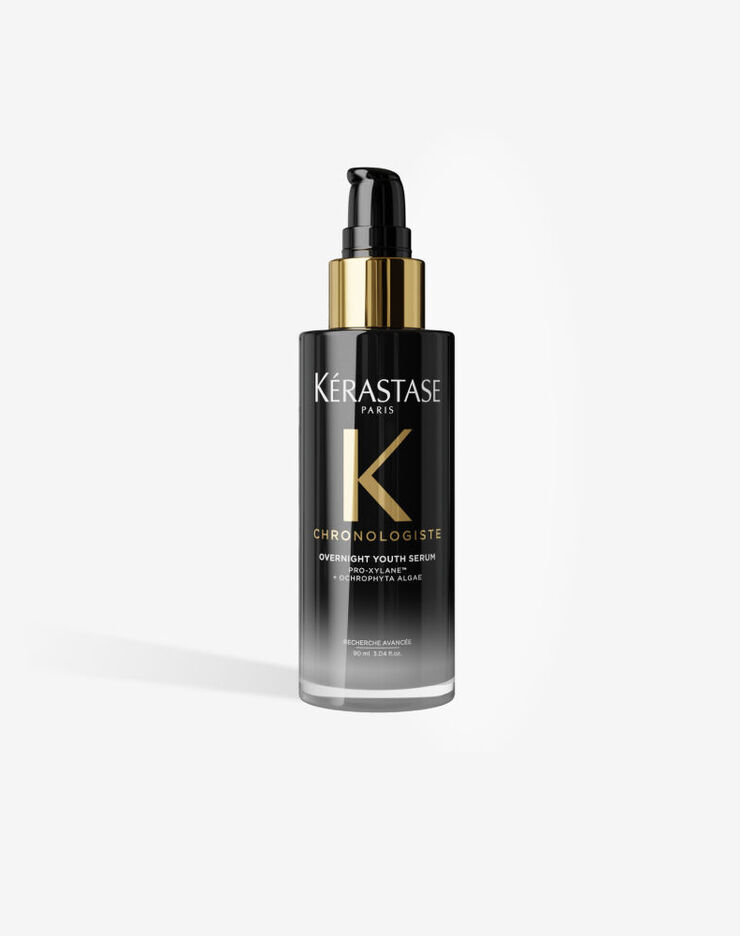 Siero notte Kerastase Chronologiste Overnight Youth Serum in un flacone a pompa nero con dettagli dorati.