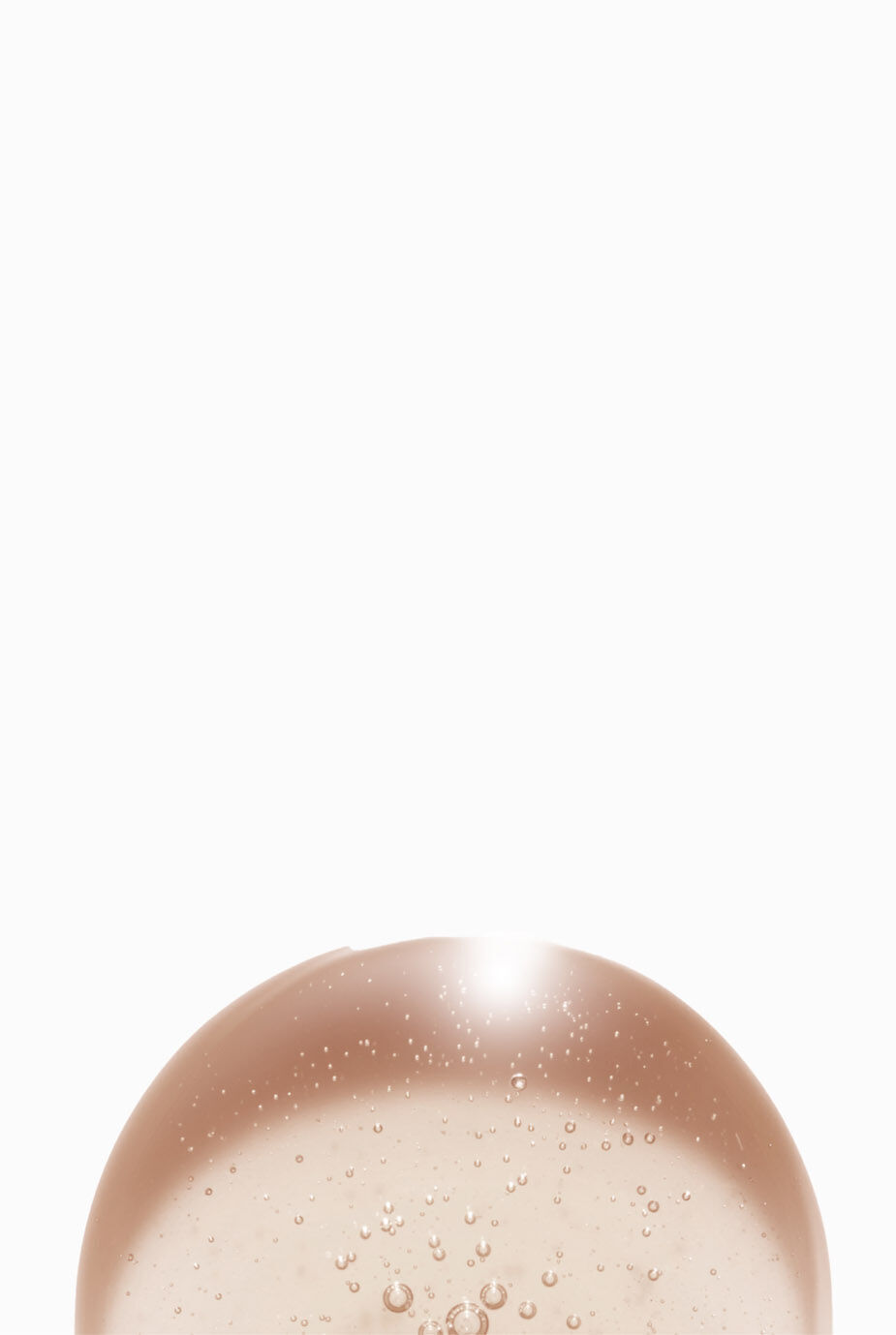 "Immagine di una sfera trasparente con bollicine all'interno, su sfondo bianco."