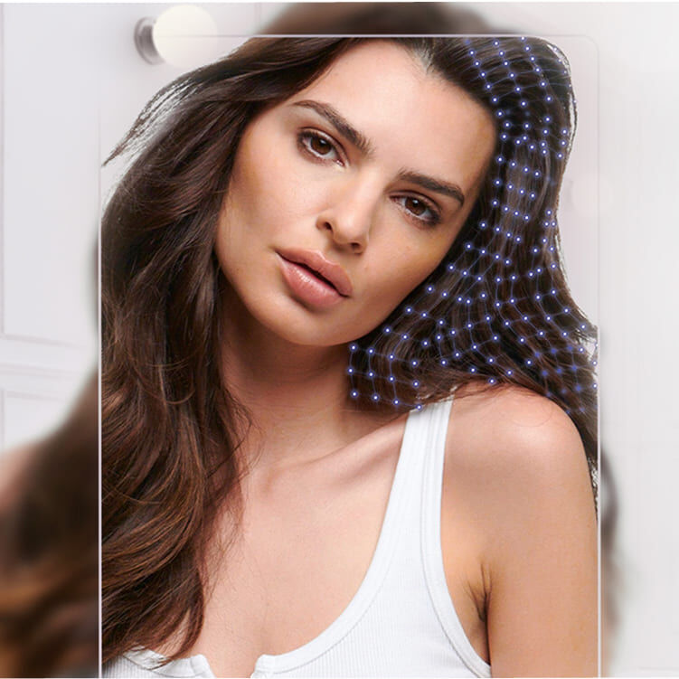Emily Ratajkowski (Emrata) con lunghi capelli castani, che indossa un accessorio per capelli.