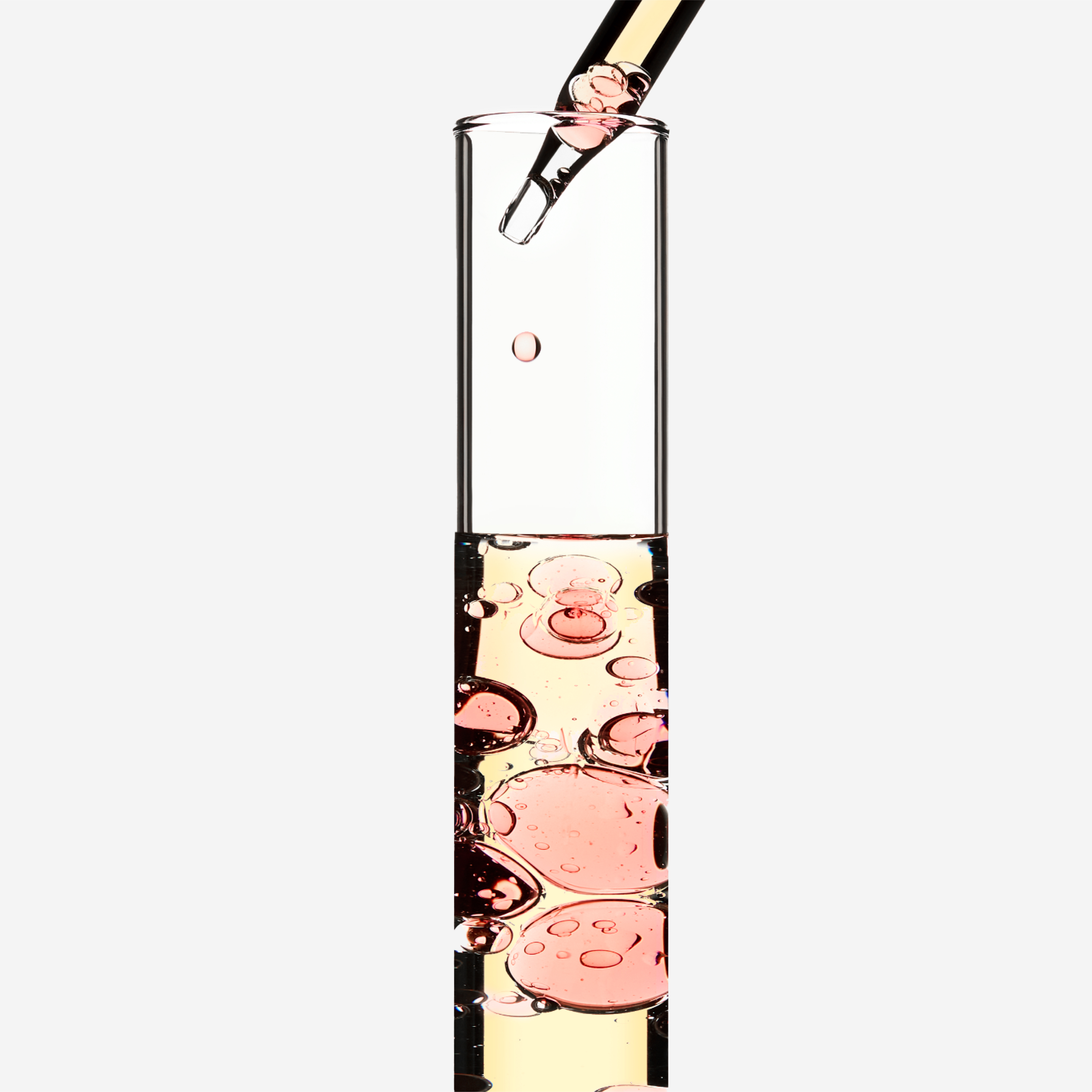 Un laboratorio che mostra un cilindro graduato con un liquido rosa, mentre una pipetta versa gocce all'interno.