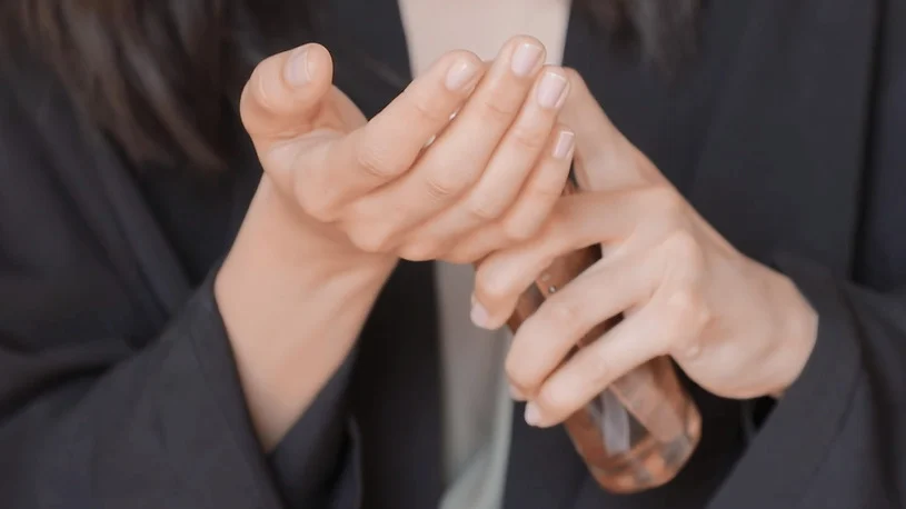 Usare le mani per acconciare i capelli dopo l’applicazione degli oli per capelli Kérastase Elixir Ultime