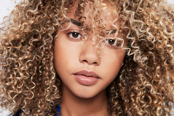 capelli bruciati come paglia