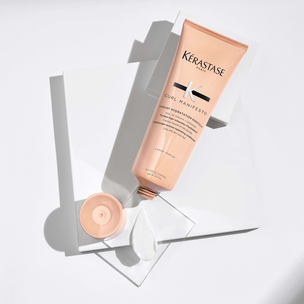 Crema idratante per capelli ricci Kerastase Curl Manifesto, confezione elegante su sfondo bianco.