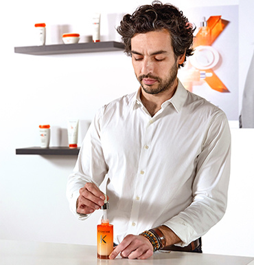 Hovig, parrucchiere Ambassador di Kérastase, presenta il nuovo Sérum Concentré Nutritif Combleur Pointes Sèches della gamma Nutritive dedicato alle punte.