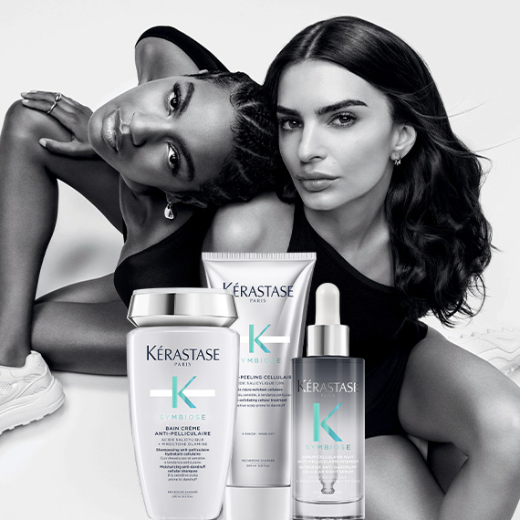 Due modelle posano accanto a prodotti per capelli Kérastase della linea Symbiose su sfondo bianco e nero.