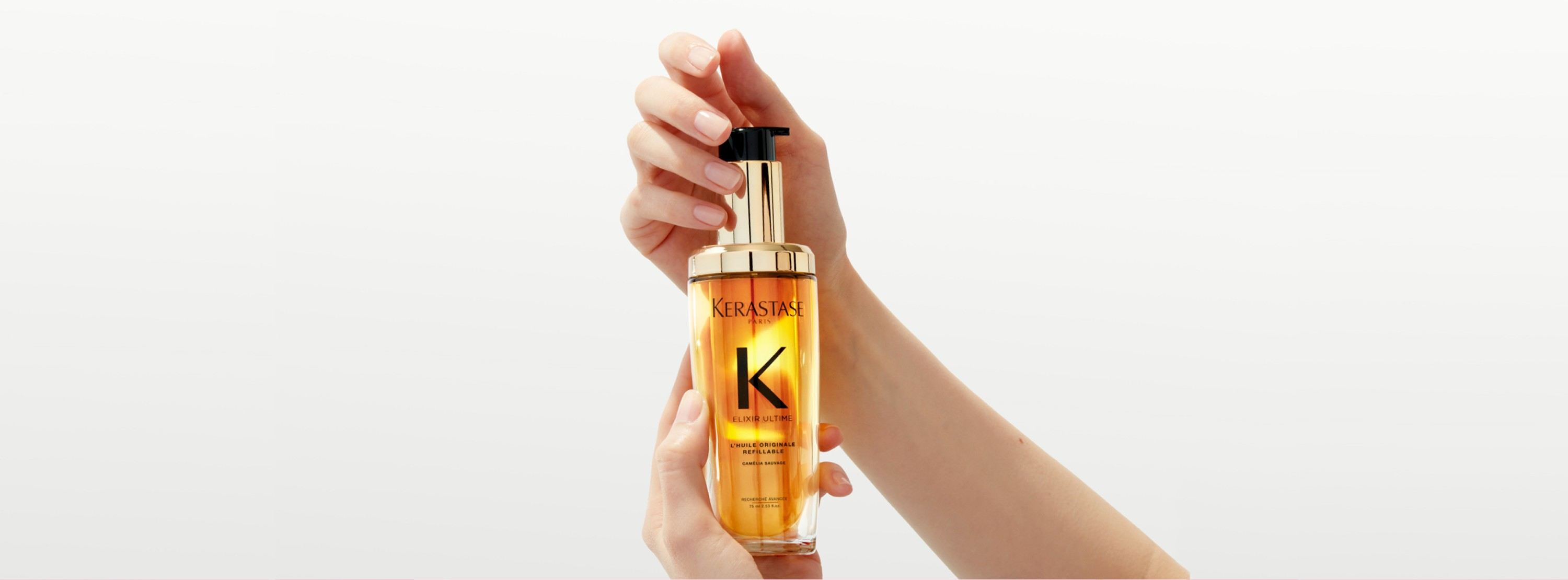 Il nuovo Elixir Ultime ricaricabile viene tenuto con un movimento rotatorio con due mani.